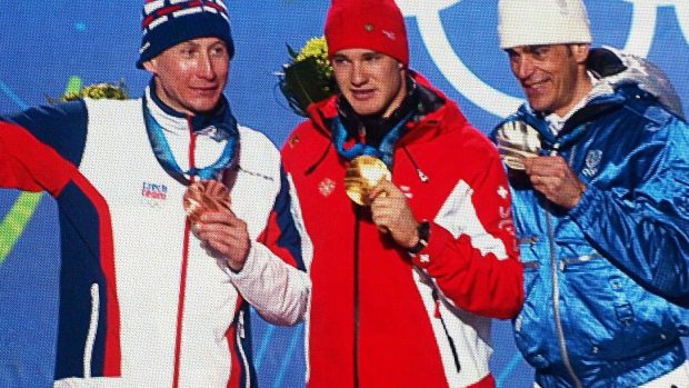 Lukáš Bauer s olympijskou medailí a dvěma úspěšnějšími soupeři