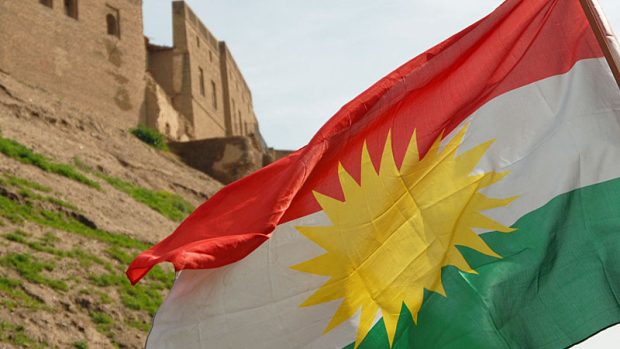 Kurdská vlajka pod erbílskou citadelou