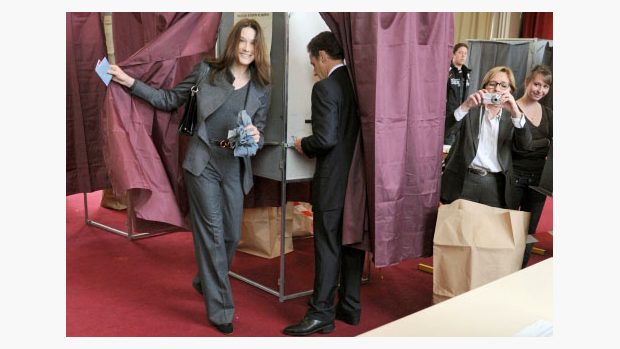 Nicolas Sarkozy a manželkou u voleb