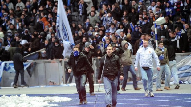 Agresivní fanoušci německé Herthy se zřejmě zasloužili o zákaz míst k stání na fotbalových stadionech.