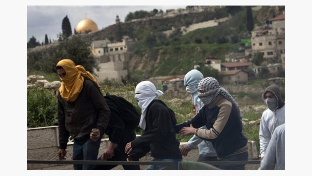 Palestinská mládež hází kameny na izraelské vojáky při střetech ve východním Jeruzalémě