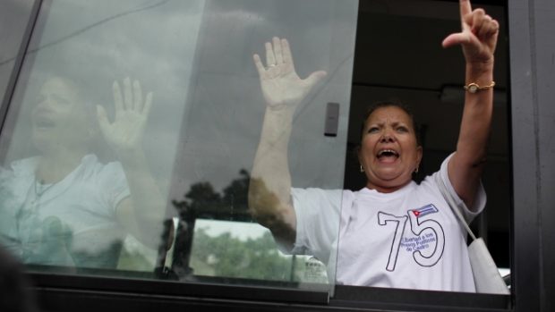 Kubánské Dámy v bílém demonstrují za propuštění svých manželů, politických vězňů.