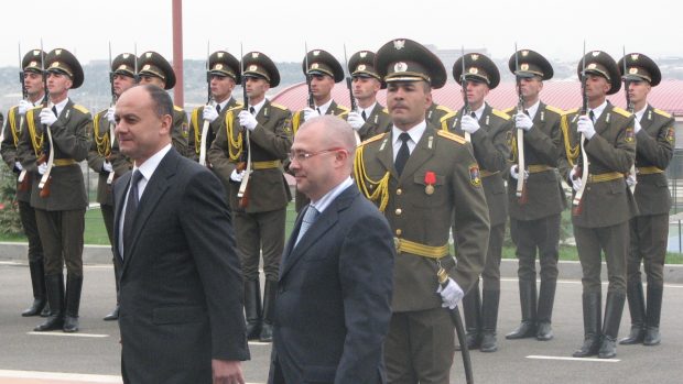 Ministr obrany ČR Martin Barták (vpravo) a arménský ministr obrany Seyran Ohanjan.