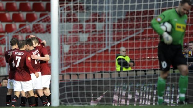 Hráči Sparty se radují z prvního gólu, který vstřelili brněnskému brankáři Tomáši Burešovi