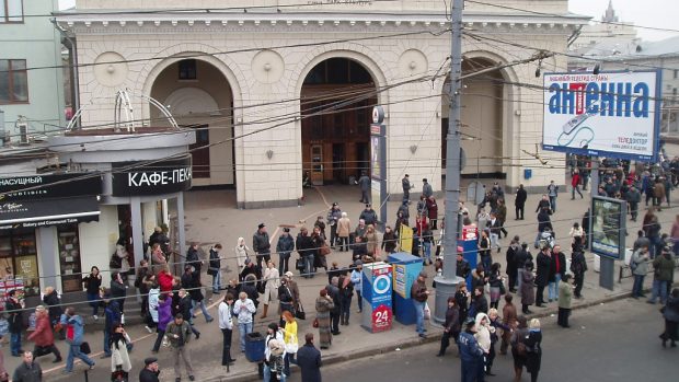 Lidé před stanicí metra Park kultury v Moskvě.