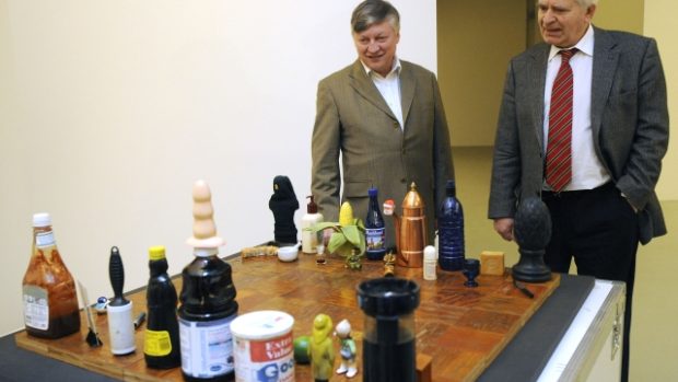 Šachoví velmistři Boris Spasskij a Anatolij Karpov zahájí výstavu šachových souprav v pražském DOXu