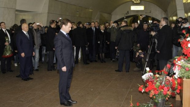 Ruský prezident Medvěděv pokládá květiny na místě teroristických útoků.