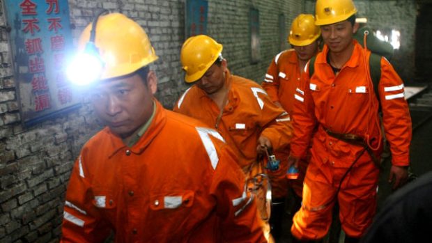 Čínští záchranáři v dole Wang-ťia-ling