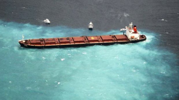 Havarovaná čínská loď u Velkého bariérového útesu