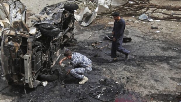 Následky výbuchu před íránskou ambasádou v Bagdádu