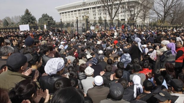 Kyrgyzstán drží smutek za oběti nepokojů