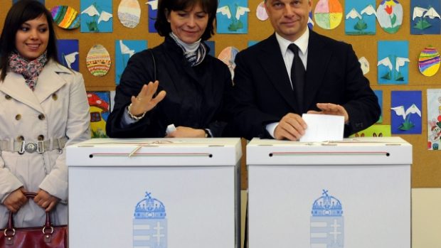 Předseda hnutí Fidesz Viktor Orbán s manželkou a dcerou u volební urny