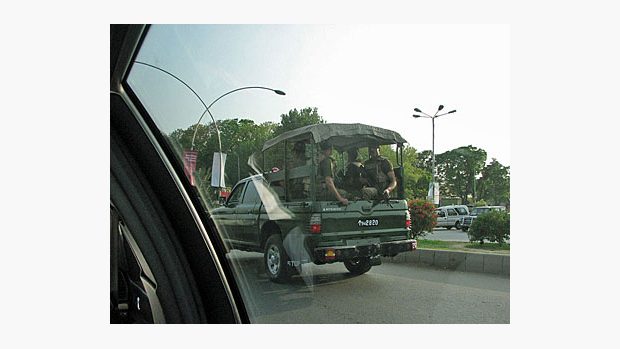 Pákistánští vojáci v ulicích Islámábádu