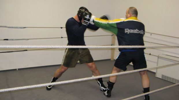 Boxery trénuje jeden ze zakladatelů klubu Milan Jirásek (vpravo)