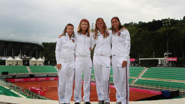 České reprezentantky pro semifinále tenisového Fed Cupu v Itálii (zleva Peschkeová, Šafářová, Kvitová, Hradecká)
