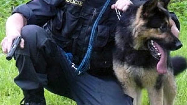 Policista se služebním psem