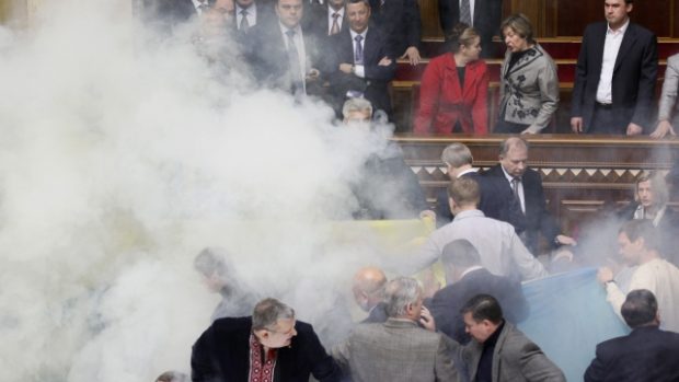 kouř z dýmovnic v ukrajinském parlamentu