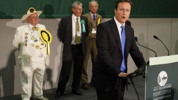Britské volby vyhráli konzervativci Davida Camerona