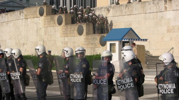 Policisté před řeckým parlamenetem v Aténách