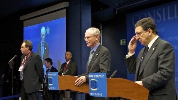 Summit EU. Herman Van Rompuy (uprostřed), José Manuel Barroso (vpravo).
