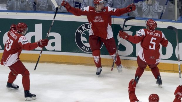 Hokejisté Dánska se radují z rozhodující branky v duelu proti USA