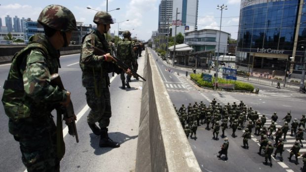 Thajští vojáci při zásahu proti demonstrantům v Bangkoku
