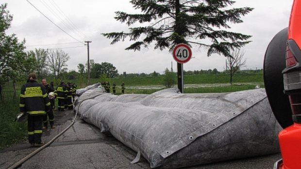 Hasiči při stavbě protipovodňové hráze v Ostravě-Koblově
