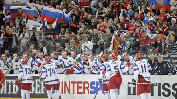 Ruští hokejisté se radují z branky v síti Dánů