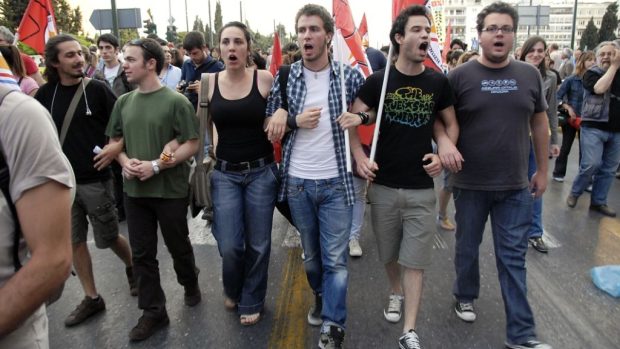 Demonstrace proti razantním úsporným opatřením v Řecku