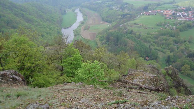 Pohled z Týřovských skal na údolí Berounky