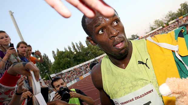 Usain Bolt v cíli s fanoušky a fotografy