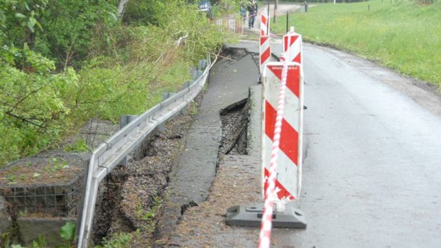 Vodou zničená silnice v Karviné