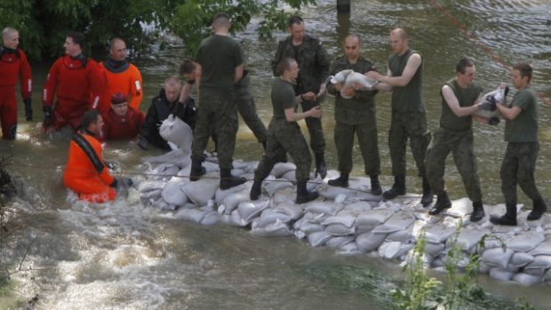 Záchranáři posilují protipovodňovou bariéru na Visle.