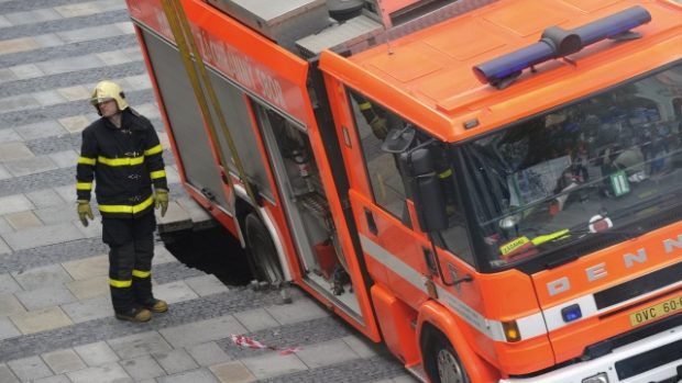 V centru Ostravy na Masarykově náměstí se propadl hasičský vůz
