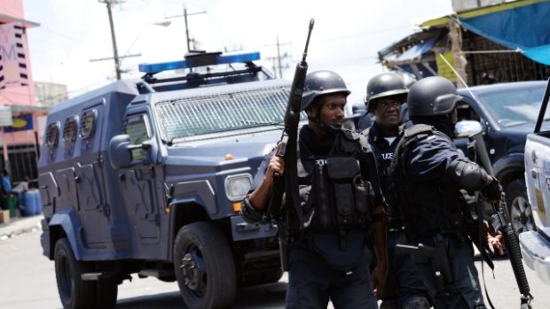 Jamajští policisté bojují s přívrženci drogového bosse