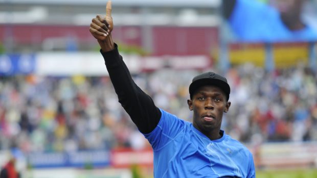 Usain Bolt (Jamajka) zdraví diváky Zlaté tretry v Ostravě