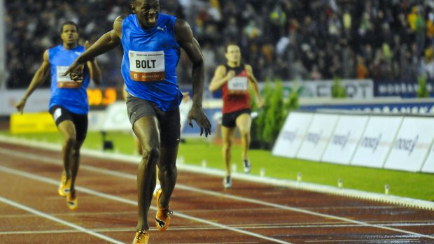 Usain Bolt (Jamajka) v cíli běhu na 300 metrů