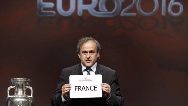 Předseda UEFA Michel Platini oznamuje jméno pořadatelské země pro ME 2016