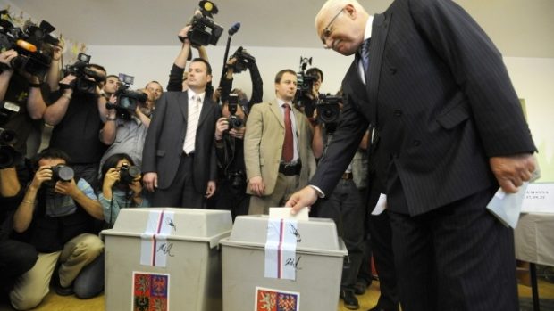 Prezident Klaus volí v pražských Kobylisích