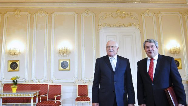 Prezident Václav Klaus (vlevo) přijal krátce po půl třetí také předsedu KSČM Vojtěcha Filipa