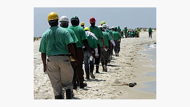 Pracovníci společnosti BP čistí pobřeží