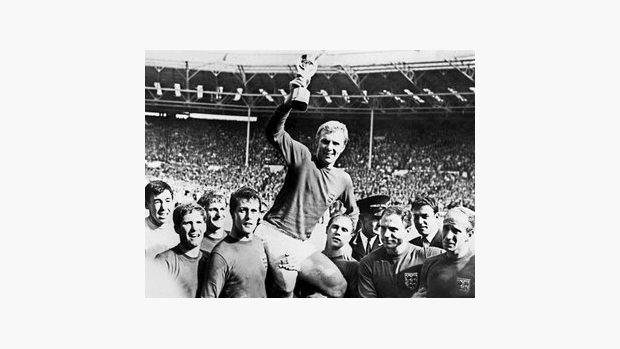 Angličtí fotbalisté slaví titul mistrů světa z roku 1966