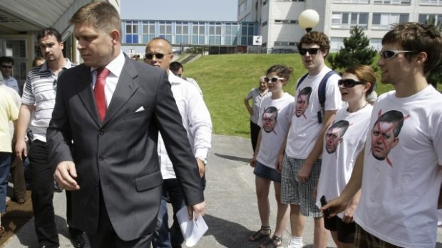 Robert Fico se před volební místností potkal se svými odpůrci