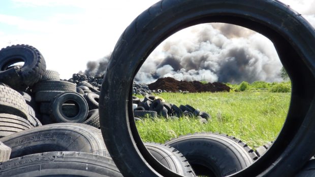 Hořící hromada pneumatik v Kadani u Tušimic na Chomutovsku