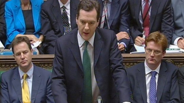 Britský ministr financí George Osborne představuje úsporný rozpočet