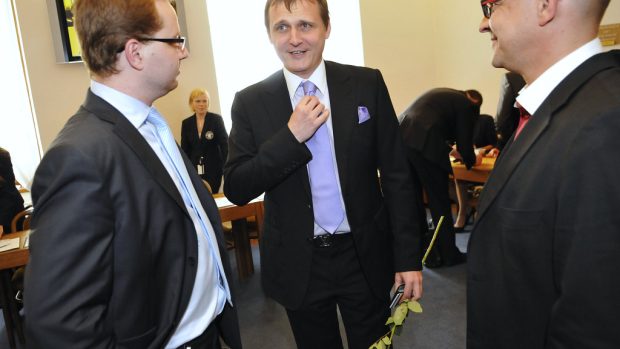 Vít Bárta (uprostřed, Věci veřejné) si upravuje kravatu před prvním zasedáním nově zvolených poslanců.