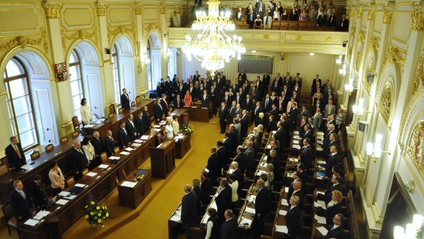 Na úvod prvního zasedání nových poslanců zazněla státní hymna České republiky