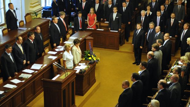 Nově zvolení poslanci na ustavujícím zasedání ve Sněmovně