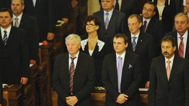 Nově zvolení poslanci složili na prvním zasedání ve Sněmovně poslanecký slib