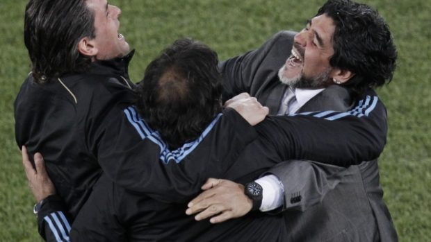 Argentinský trenér Maradona (vpravo) se raduje s realizačním týmem z druhé branky v síti Řecka